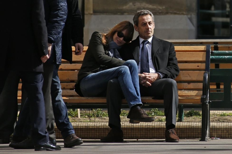fot. Benoit Tessier / Reuters / 23 marca 2014  Paryż, Francja  Były prezydent Francji, Nicolas Sarkozy, siedzi na ławce ze swoją żoną, Carlą Bruni-Sarkozy.